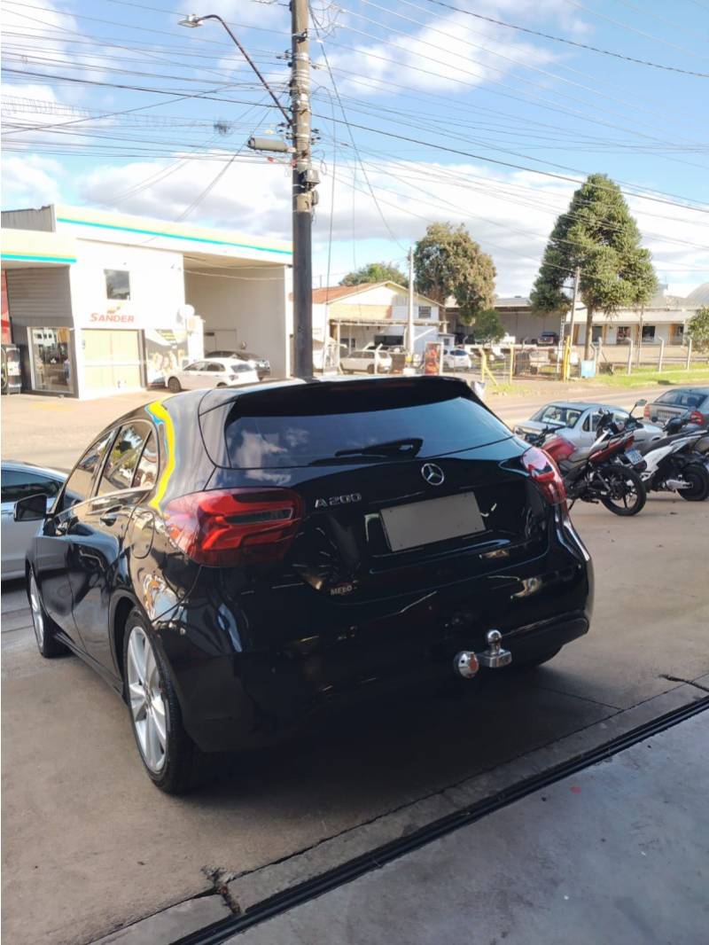 MERCEDES-BENZ - A 200 - 2017/2018 - Preta - R$ 119.900,00