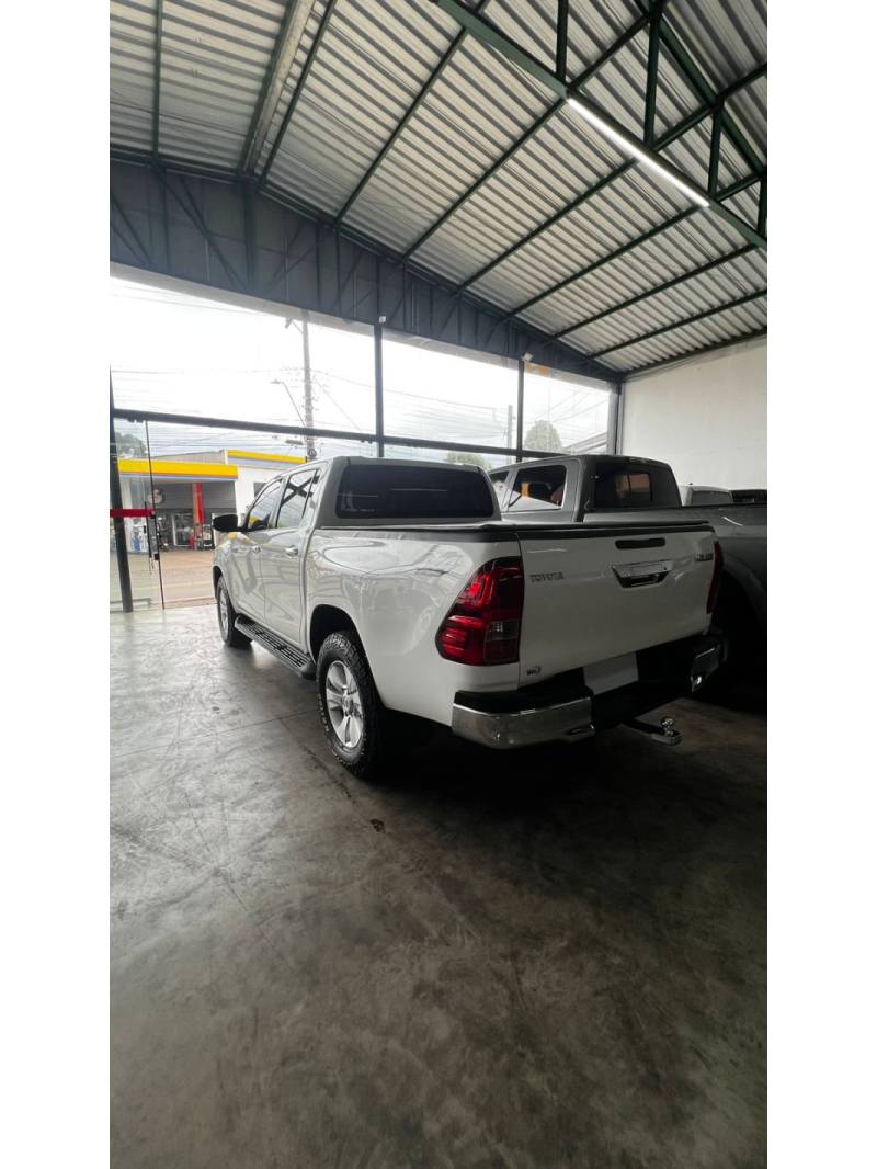 TOYOTA - HILUX - 2016/2017 - Branca - R$ 164.900,00
