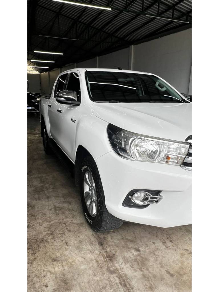 TOYOTA - HILUX - 2016/2017 - Branca - R$ 164.900,00