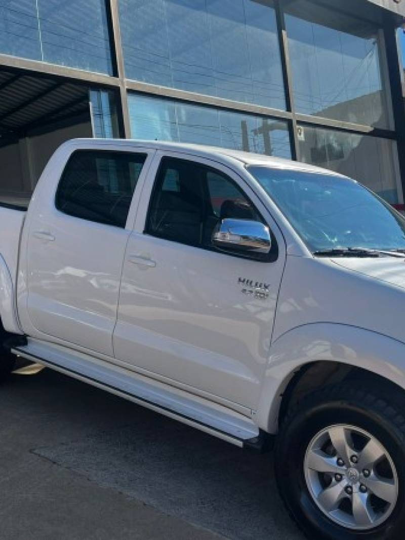 TOYOTA - HILUX - 2014/2015 - Branca - R$ 118.000,00