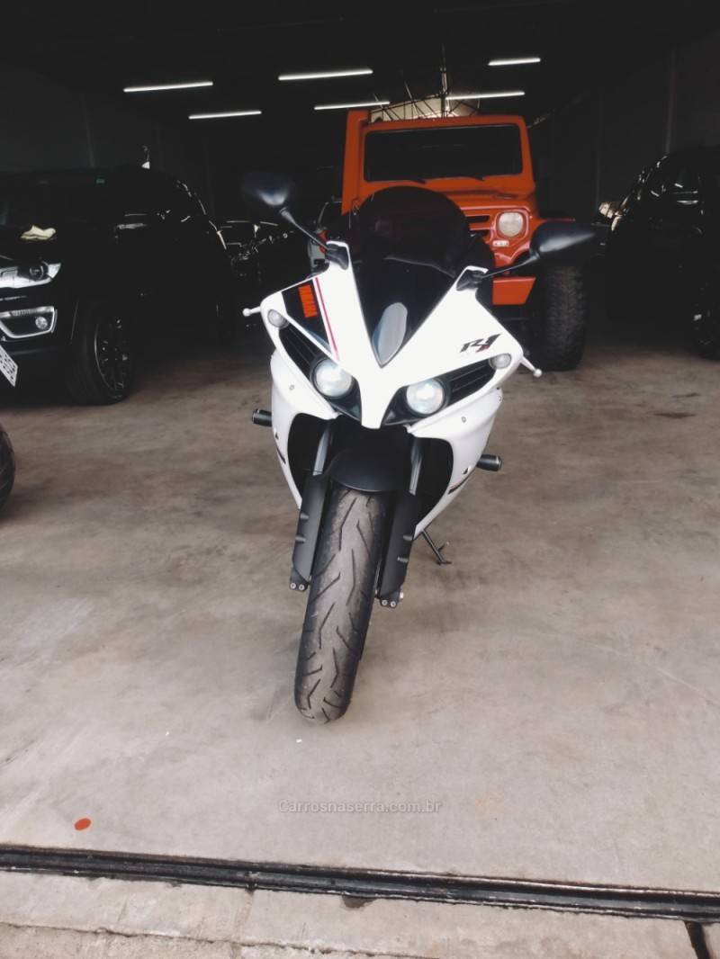 YAMAHA - YZF - 2014/2015 - Branca - R$ 62.000,00