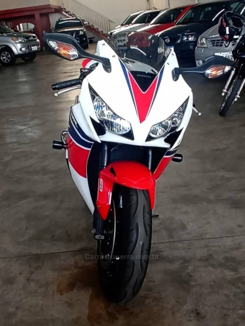 HONDA - CBR 1000RR-R - 2014/2014 - Branca - R$ 62.000,00
