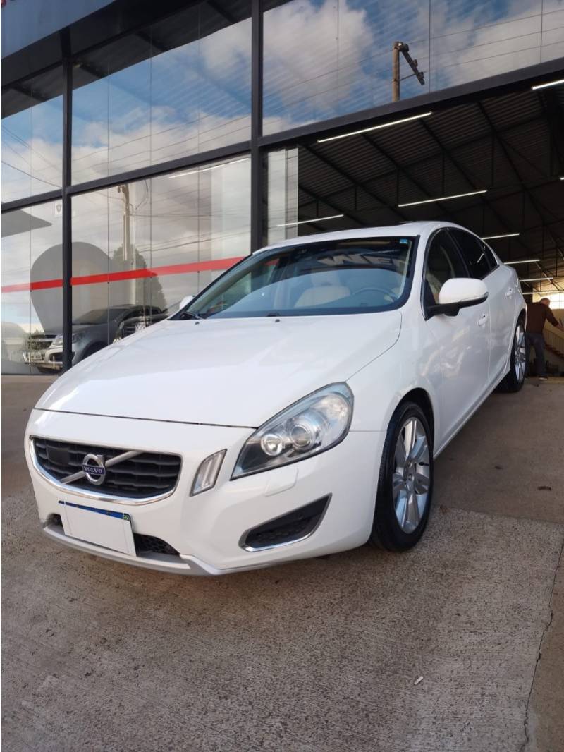 VOLVO - S60 - 2011/2011 - Branca - R$ 72.500,00