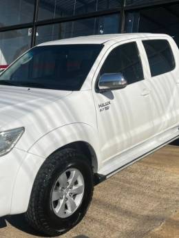 TOYOTA - HILUX - 2014/2015 - Branca - R$ 118.000,00