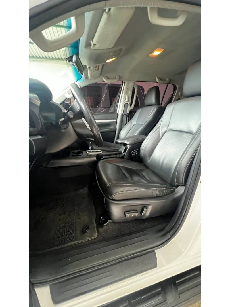 TOYOTA - HILUX - 2016/2017 - Branca - R$ 164.900,00