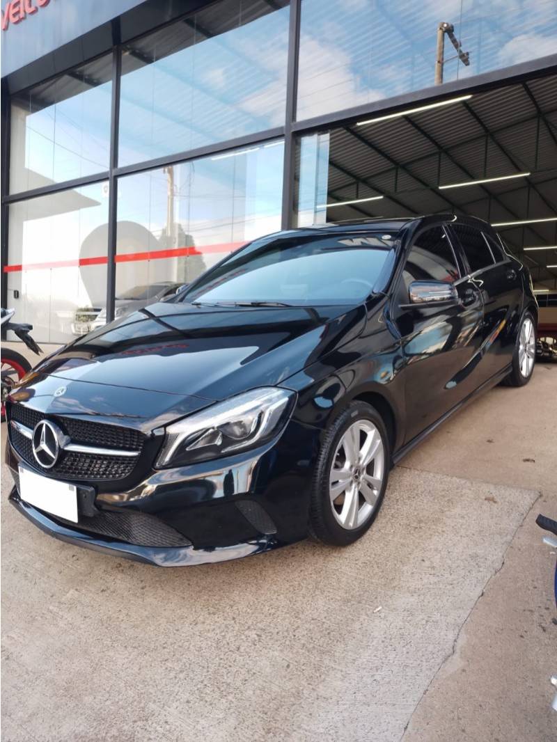 MERCEDES-BENZ - A 200 - 2017/2018 - Preta - R$ 119.900,00